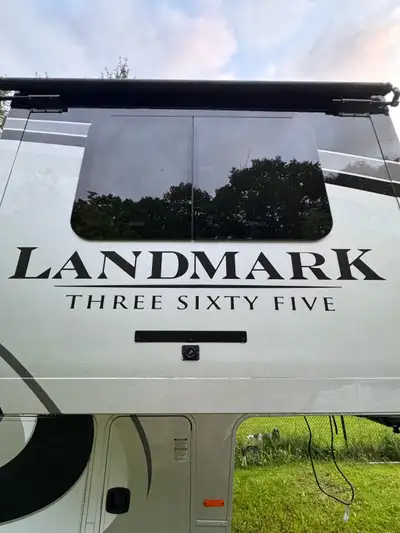 Really nice Heartland Landmark 365 Madison RV King bed 70” tv 4 tvs in total Auto level 42 ft fifthw...