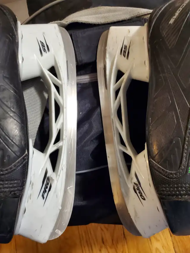 Kids / Youth Size 4 - Reebok Ribcore 26K Hockey Skate in Hockey in Winnipeg - Image 6