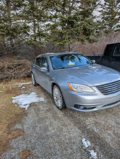 2013 Chrysler 200. Leather ,ac, cruise, tilt, pulse, remote start, 2 keys. Sirius radio, sunroof. Ha...