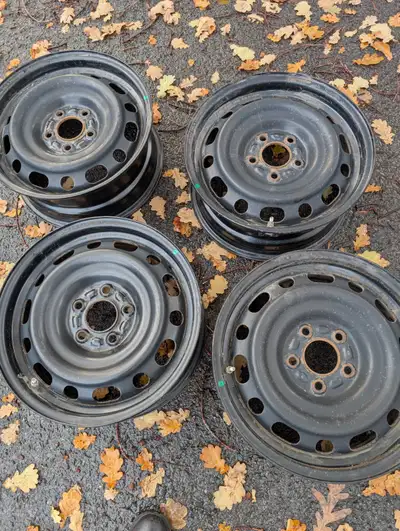 Jantes 16 po pour Mazda (ou autre) Bolt pattern : 5 x 114.3 mm, Hub 67.1 mm Pas de email : appelez d...
