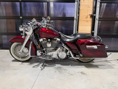 Selling 2002 Screaming Eagle CVO Road King, low kms 39,000 rare pearl paint factory CVO paint, shows...