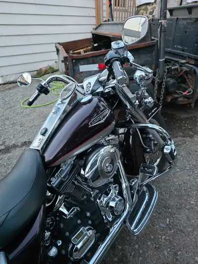 Midnight purple & silver Road King in great shape, HD chrome accessory kit, included is a solo seat,...