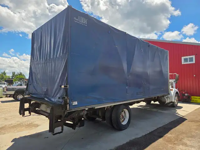 2002 Kenworth T300 Curtain side with lift gate in Heavy Trucks in Peterborough - Image 4