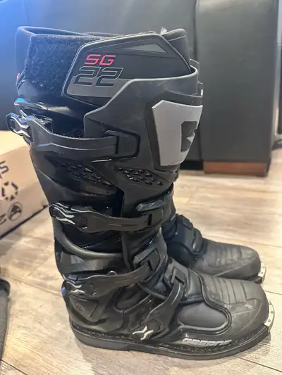 Almost new size 9 SG22 boots. Only used 3-4 rides. Still breaking in. Selling because they are too s...