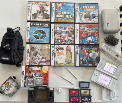 Nintendo DS Lite, plusieurs jeux et acccesoires., View more