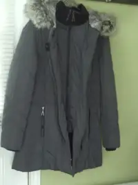 Aubaine manteau d'hiver de femme gris foncé  avec capuchon