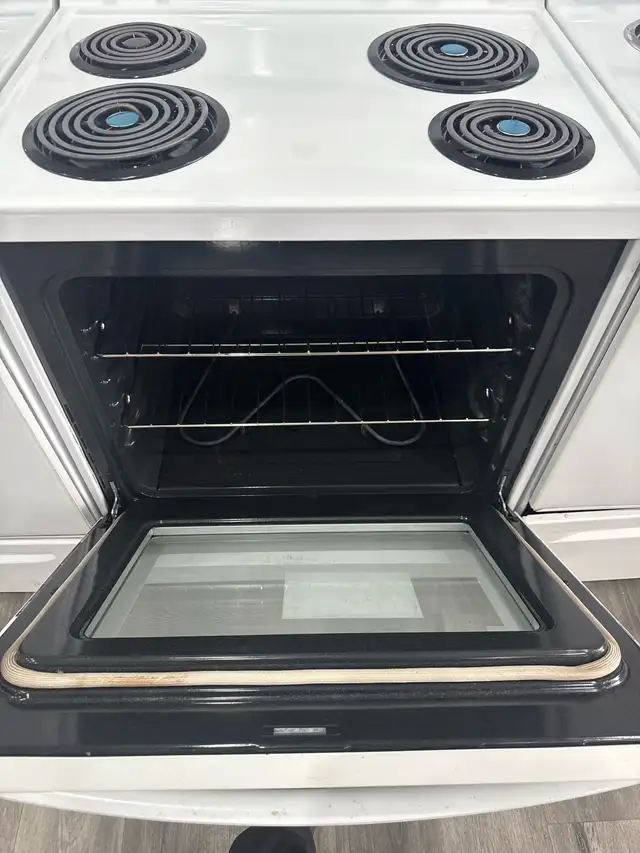 30 inch Frigidaire coil white stove in Stoves, Ovens & Ranges in Hamilton - Image 4