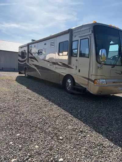 05 mountain air 4031 new tires batterys inverter solar non smoker kept under cover 75000 miles 400 c...