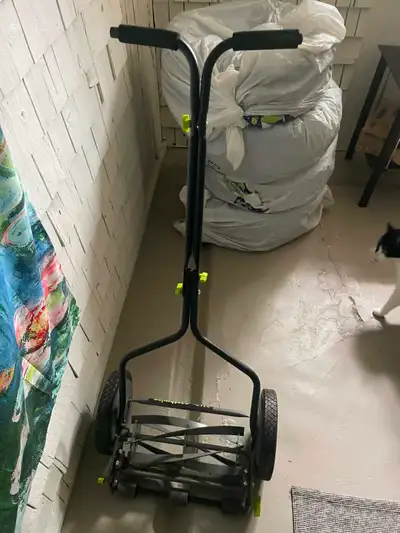 Push Lawn Mower / Tondeuse à Rouleau Manuelle, View more