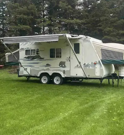 Beautiful travel trailer in amazing condition for its age. I bought it at the beginning of May this...
