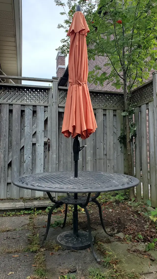 Patio round cast aluminum table and umbrella with base stand. in Patio & Garden Furniture in City of Toronto - Image 2
