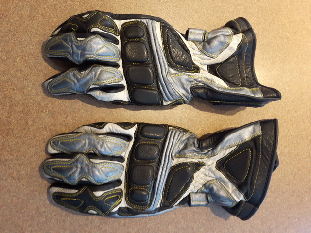 Motorcycle Gloves and Helmet in Motorcycle Parts & Accessories in Bedford - Image 3