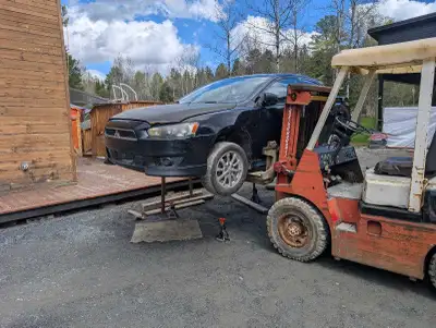 Mitsubishi lancer 2011 pour pièces 2 Litre 2 roue motrice si tu es à 2 minutes du CHU fleurimont 434...