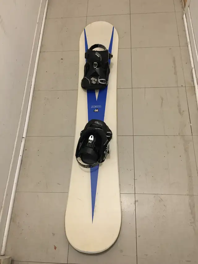 Snowboard with bindings in Snowboard in City of Montréal - Image 2