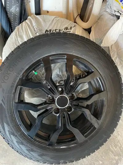 These Used Yokohama Ice Guard G075 tires in size 225/60 R17 provide excellent winter traction and ar...