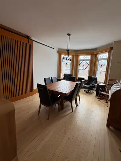 Situé dans un secteur recherché, ce spacieux 6 1/2 est situé au 2e étage d'une maison ancestrale, su...