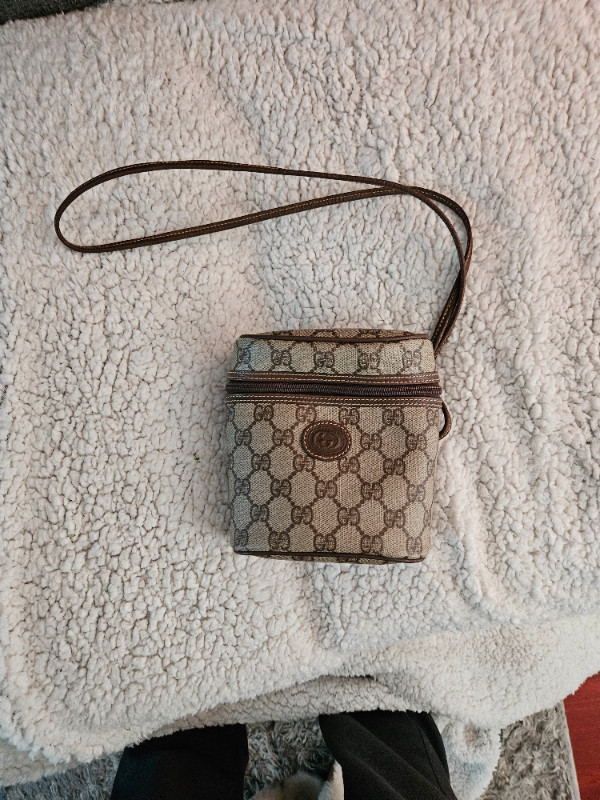 OWN AN AUTHENTIC GUCCI! Called a binocular crossbody.. in Women's - Bags & Wallets in Oakville / Halton Region