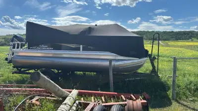 2022 Bass Buggy 18 DLX -Best Pontoon Boat w/ 60 ELPT FourStroke Command Thrust Boat, Motor, EXCLUSIV...