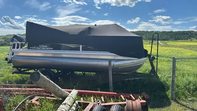 Pontoon Boat in Other in Regina - Image 2