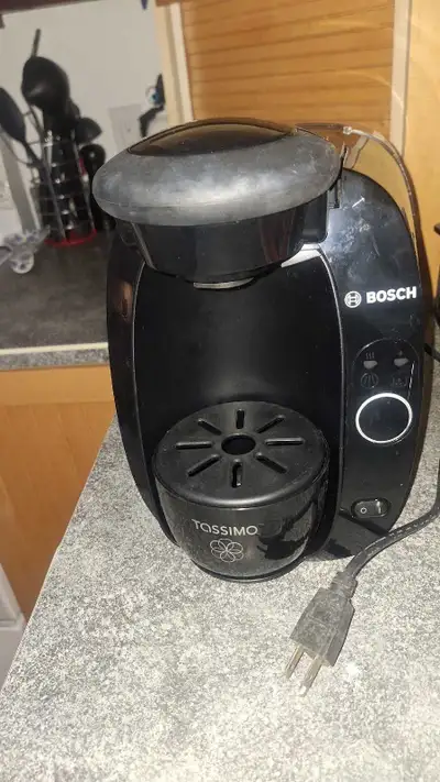 Brew your perfect cup every morning with this Bosch Tassimo single-serve coffee machine! This used m...