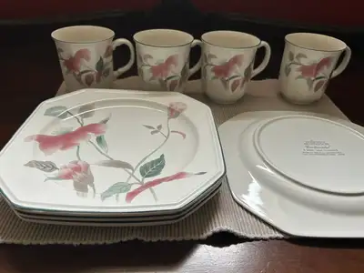 Mikasa "Silk Flowers" Luncheon china set - 4 plates and mugs. Great for a starter set. Oven to table...