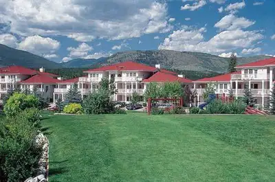 Deluxe Sunchaser Vacation Villas Resort: Riverside, Fairmont Hot Springs Set right on the beautiful...