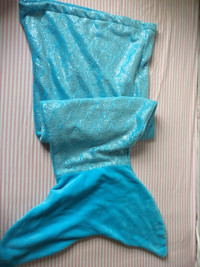 NEW Very soft cosy plush fleece mermaid tail blanket