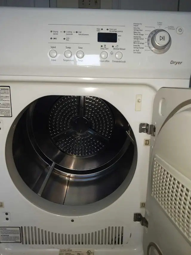 Dryer Sumsang 24 inch wide stackable dryer, working well, sensor in Washers & Dryers in Ottawa - Image 4