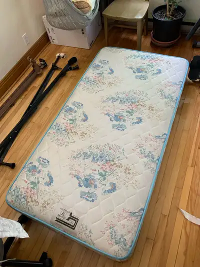 2 matelas lit simple et 2 bases en métal à donner, View more