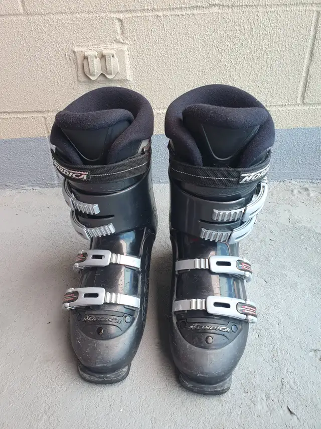 Nordica ski Boots black(27~27.5cm) white(24~24.5)Tecnica(21~21.5 in Ski in City of Montréal - Image 4