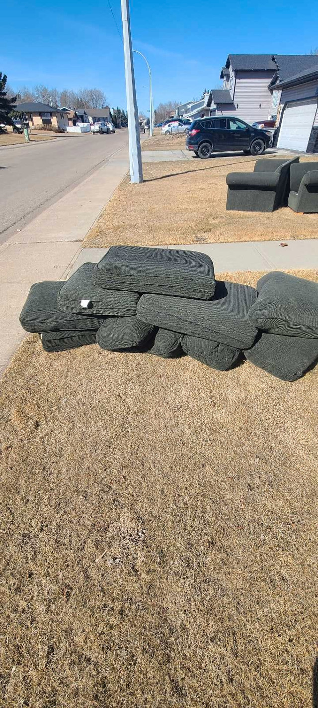 FREE 3 SEATER COUCH in Couches & Futons in Strathcona County - Image 2