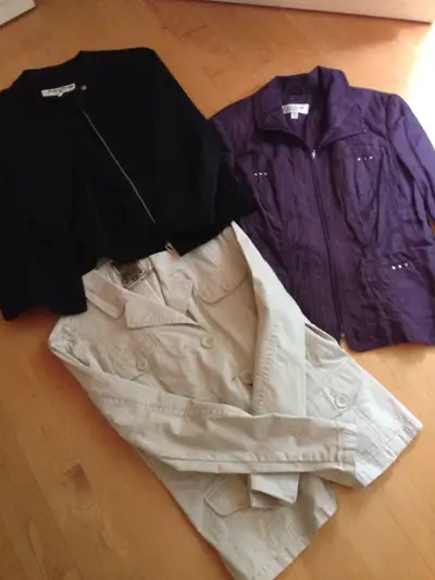 veste longue chaude bourgogne: 15$ Bel ens veston 10 ans et pantalon brun-noir grandeur 8ans de marq...