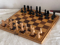 CHESS SET BEAUTIFUL LACQUERED FINISH ON THE PIECES AND BOARD,