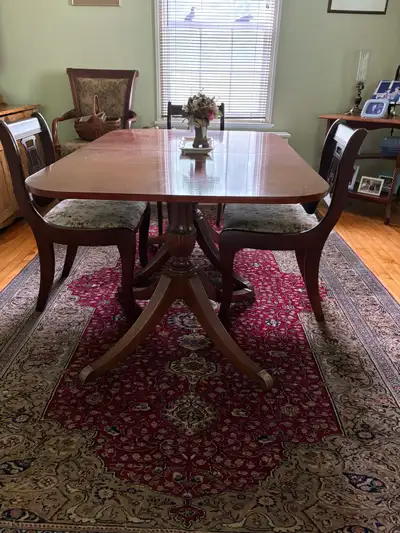Table salle à dîner. En bois solide Longueur 56 pouces Largeur 38 pouces Hauteur 28 pc