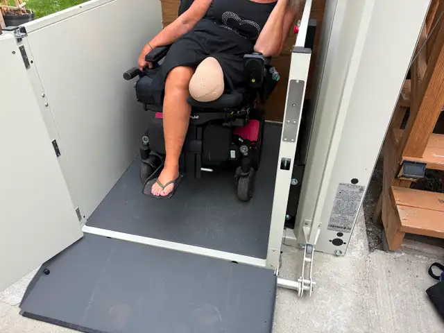 Vertical platform lift