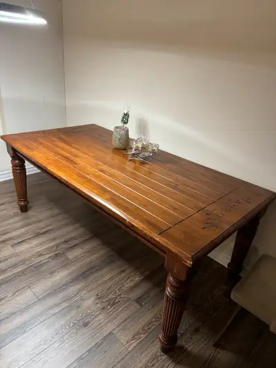 Cette table d'occasion en bois massif est un ajout robuste et élégant à toute salle à manger ou cuis...