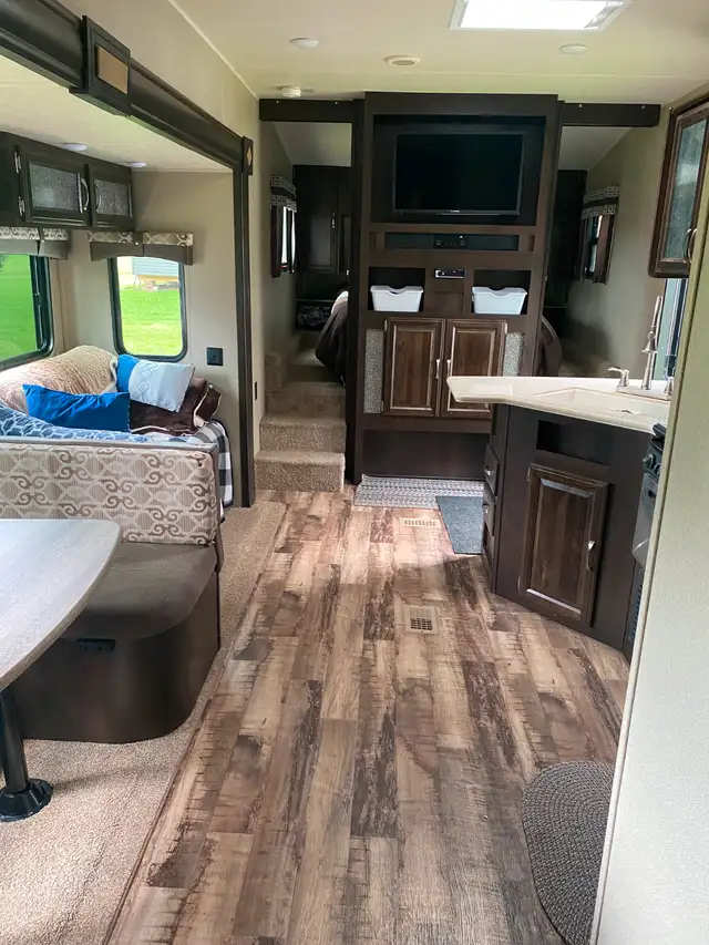 32'Fifth Wheel Camper For Sale in Travel Trailers & Campers in Charlottetown - Image 8
