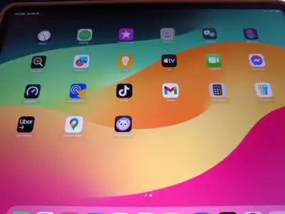 LIKE NEW Ipad pro 6th Gen 12.9" 16Gb/1TB WIFI/Cellular UNLOCKED, View more