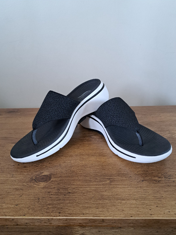 Womens Skechers Sandals - EUC - Size 9 Shoes in Women's - Shoes in Kitchener / Waterloo
