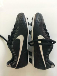 Brand NEW NIke soccer football shoes for women Size 6