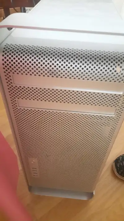 Classic Apple Mac Pro A1186 tower in working condition. - Dual Xeon processors (8-core, 2.8Ghz) - 2G...