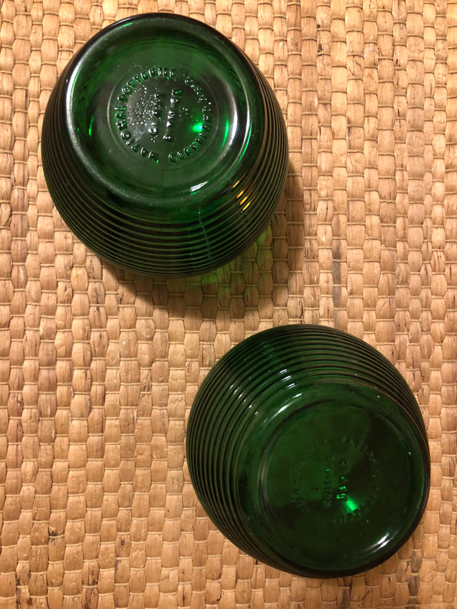 MCM Pair Emerald Green Glass Beehive Humidor/Vase/Planters dans Art et objets de collection  à Ville de Toronto - Image 3