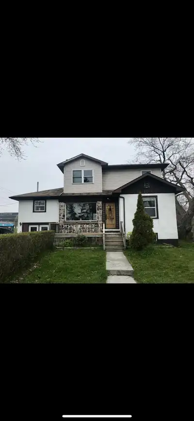 Student Housing, rooms for rent Nearby all amenities and located right across St. Lawrence College o...