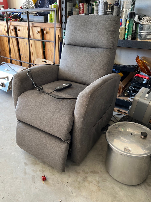 Lift recliner for sale in Chairs & Recliners in Grande Prairie