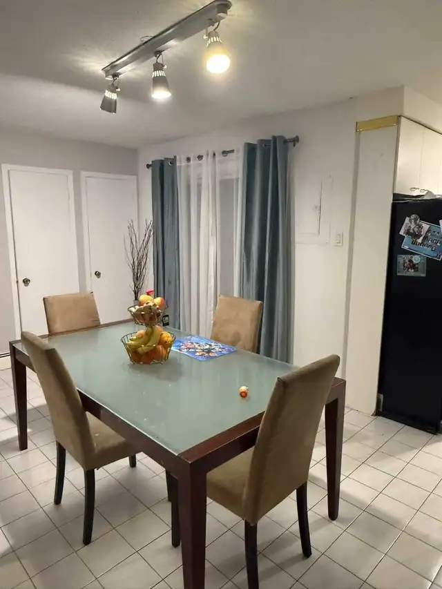 table a manger in Dining Tables & Sets in Longueuil / South Shore - Image 3