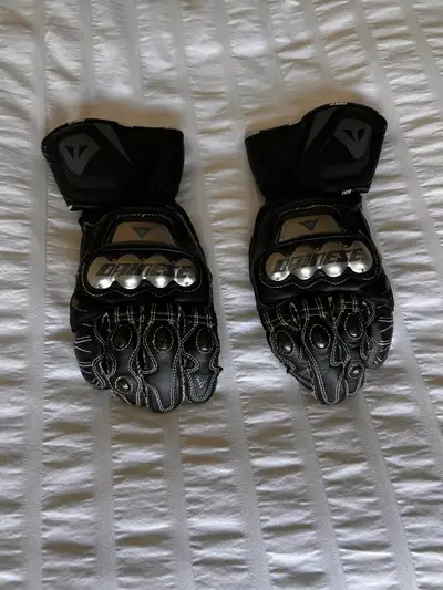 Selling a pair of Dainese Full Metal D1 full-gauntlet motorcycle gloves, size 8.5 / Medium. These we...