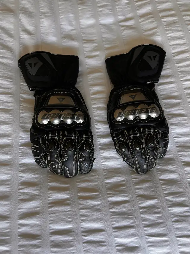 Dainese Full Metal D1 Motorcycle Gloves – Size 8.5 / M in Motorcycle Parts & Accessories in Hamilton - Image 2