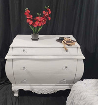 Beautiful refinished Dresser with 3 drawers lined with felt