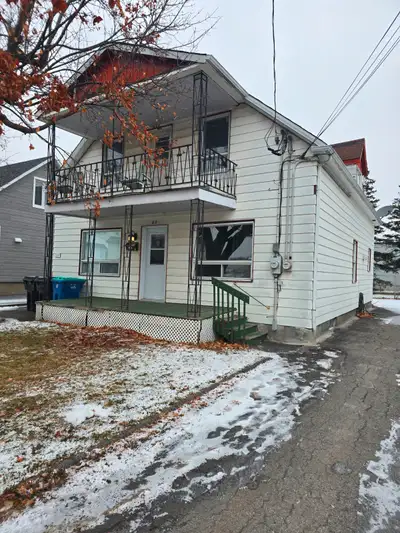 Grand 5 1/2 à louer – 1 200 $/mois 82 rue Fabre, Salaberry-de-Valleyfield À deux pas de Walmart, Dol...