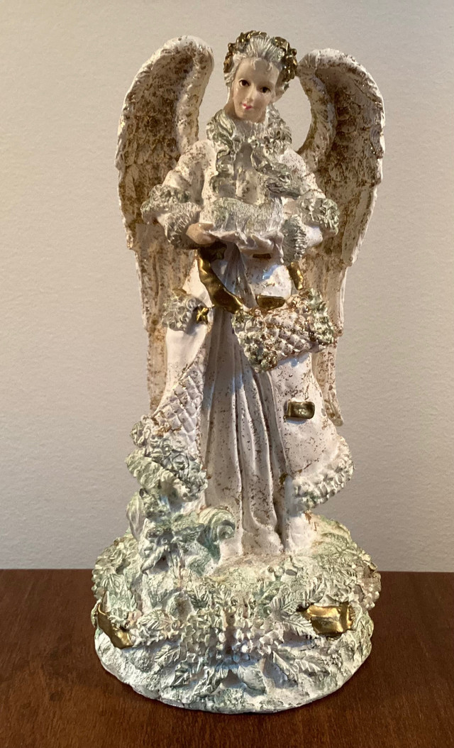 8" Resin Glitter Figurine Angel Holding a Lamb dans Fêtes et événements  à Ouest de l’Île